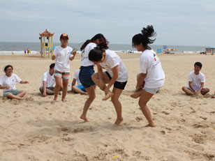 公司組織員工去沙灘玩