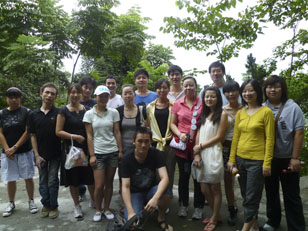 公司員工出游集體照